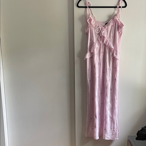 🆕 Light Pink Ruffled Butterfly Satin Dress Size M New - Picture 1 of 5